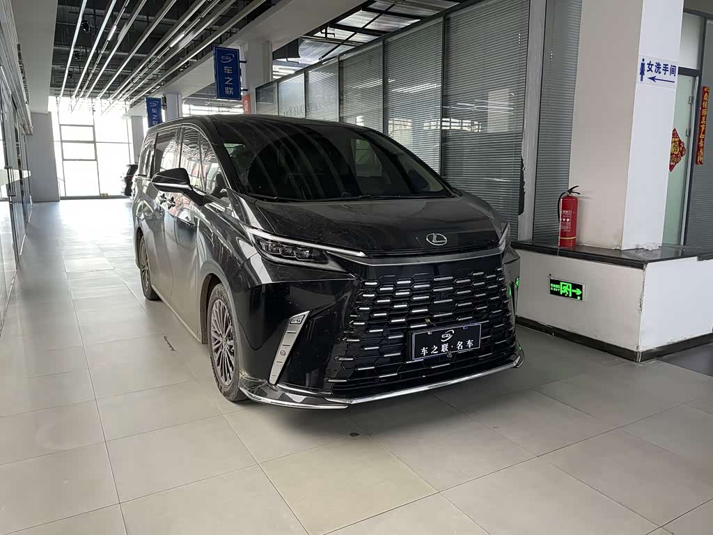 Lexus LM 2023 500h мест