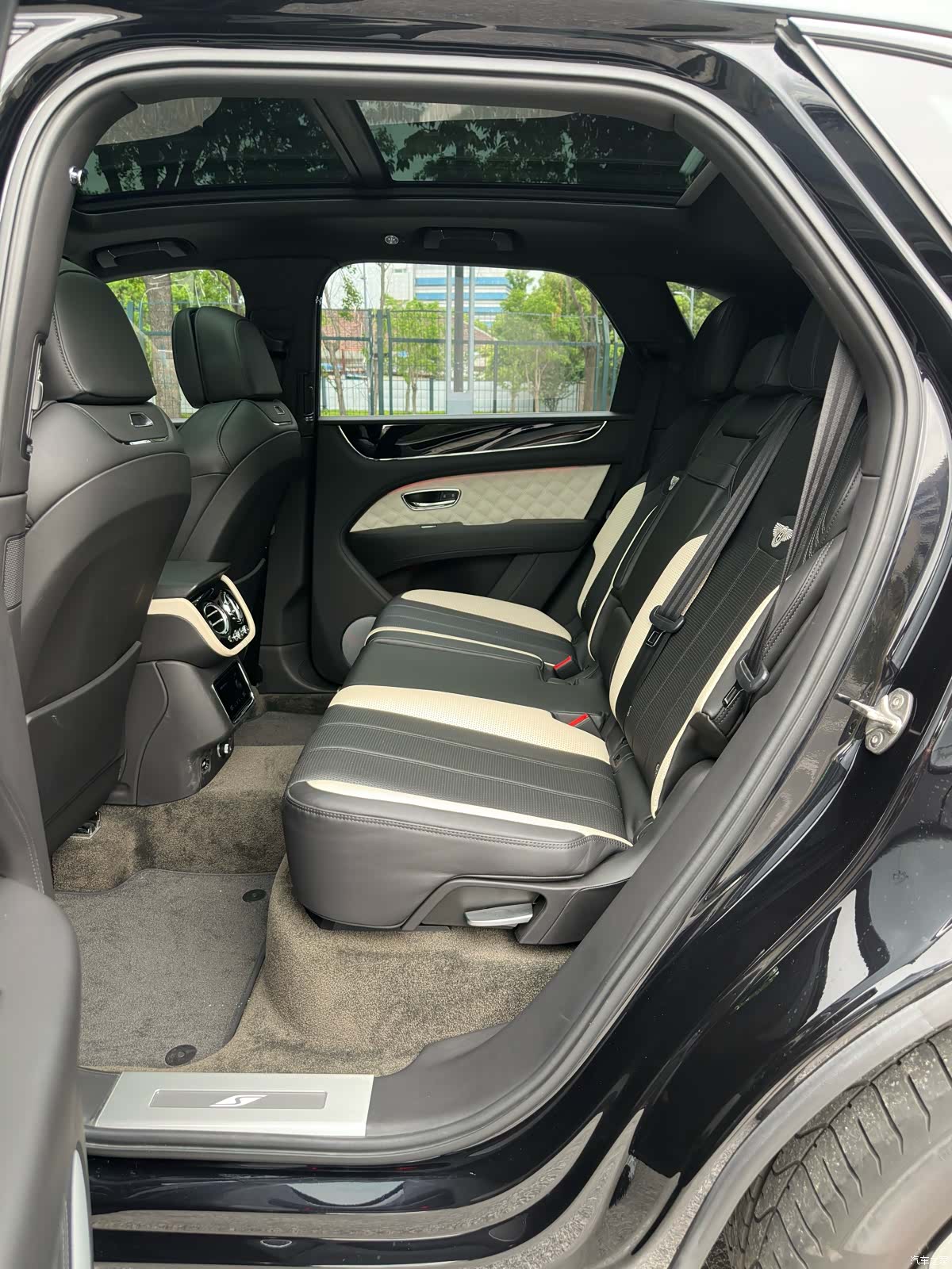 Bentley Bentayga, 2023 16