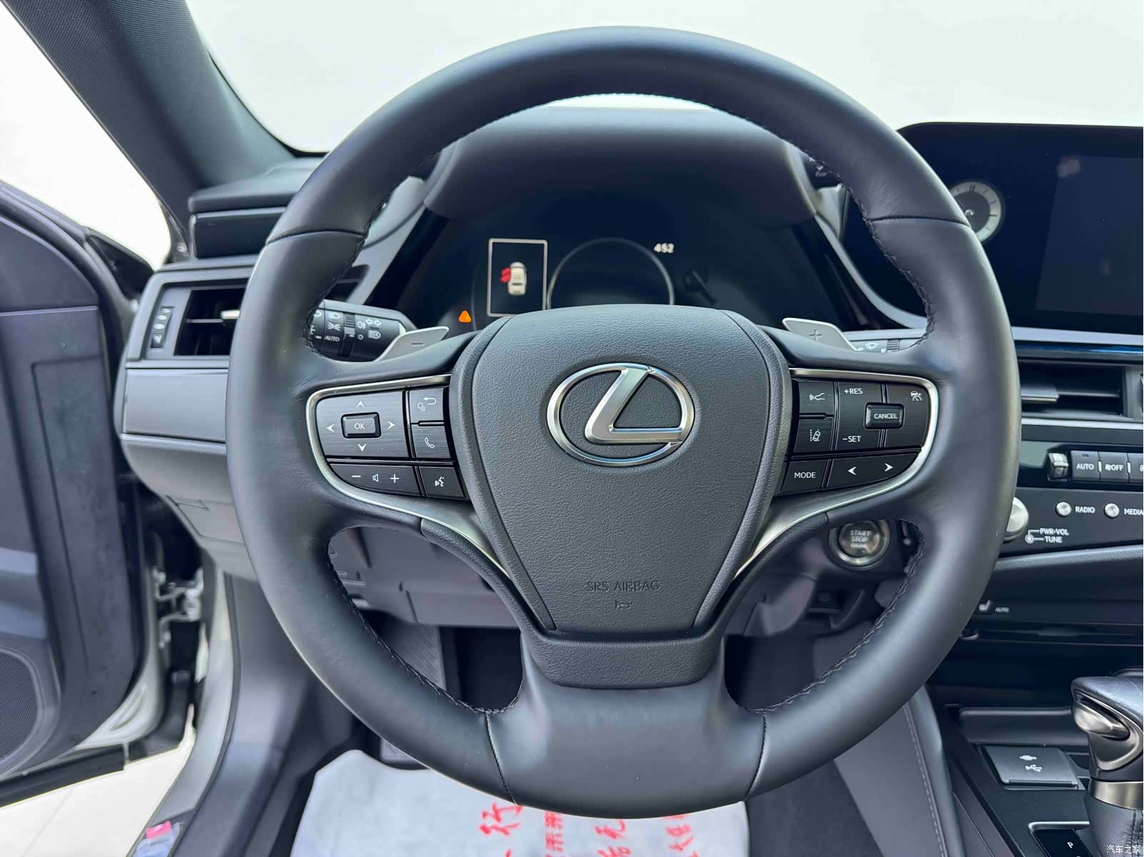 Lexus ES, 2022 9