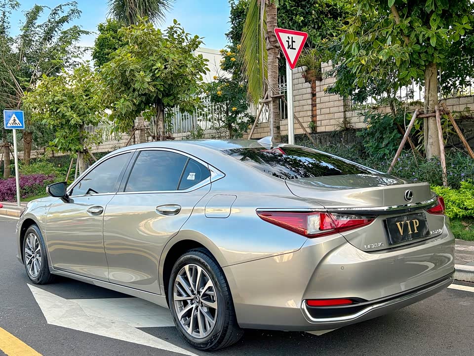 Lexus ES