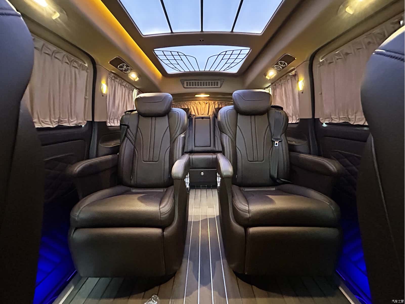 Mercedes-Benz 7, 2023 18