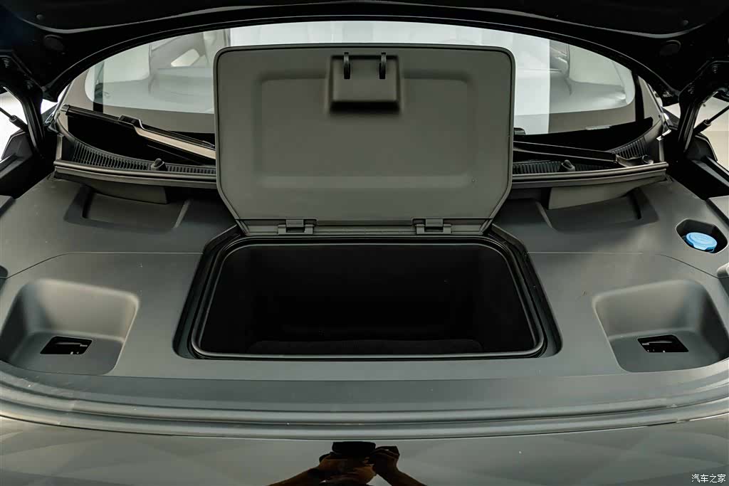 Volvo EM90, 2025 30