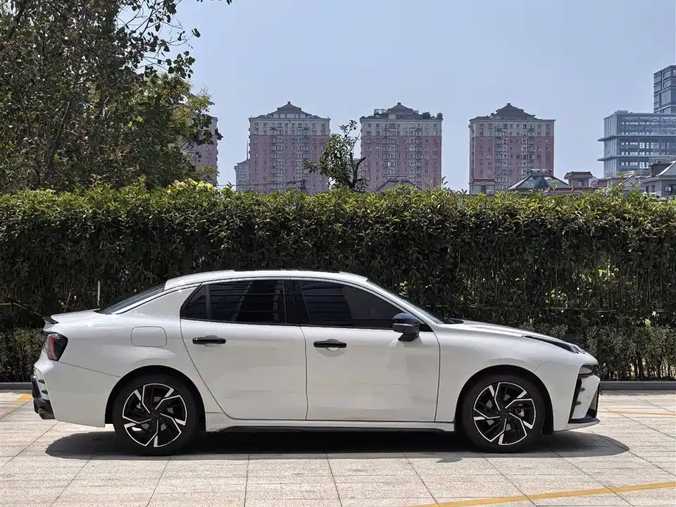 Lynk & Co 03