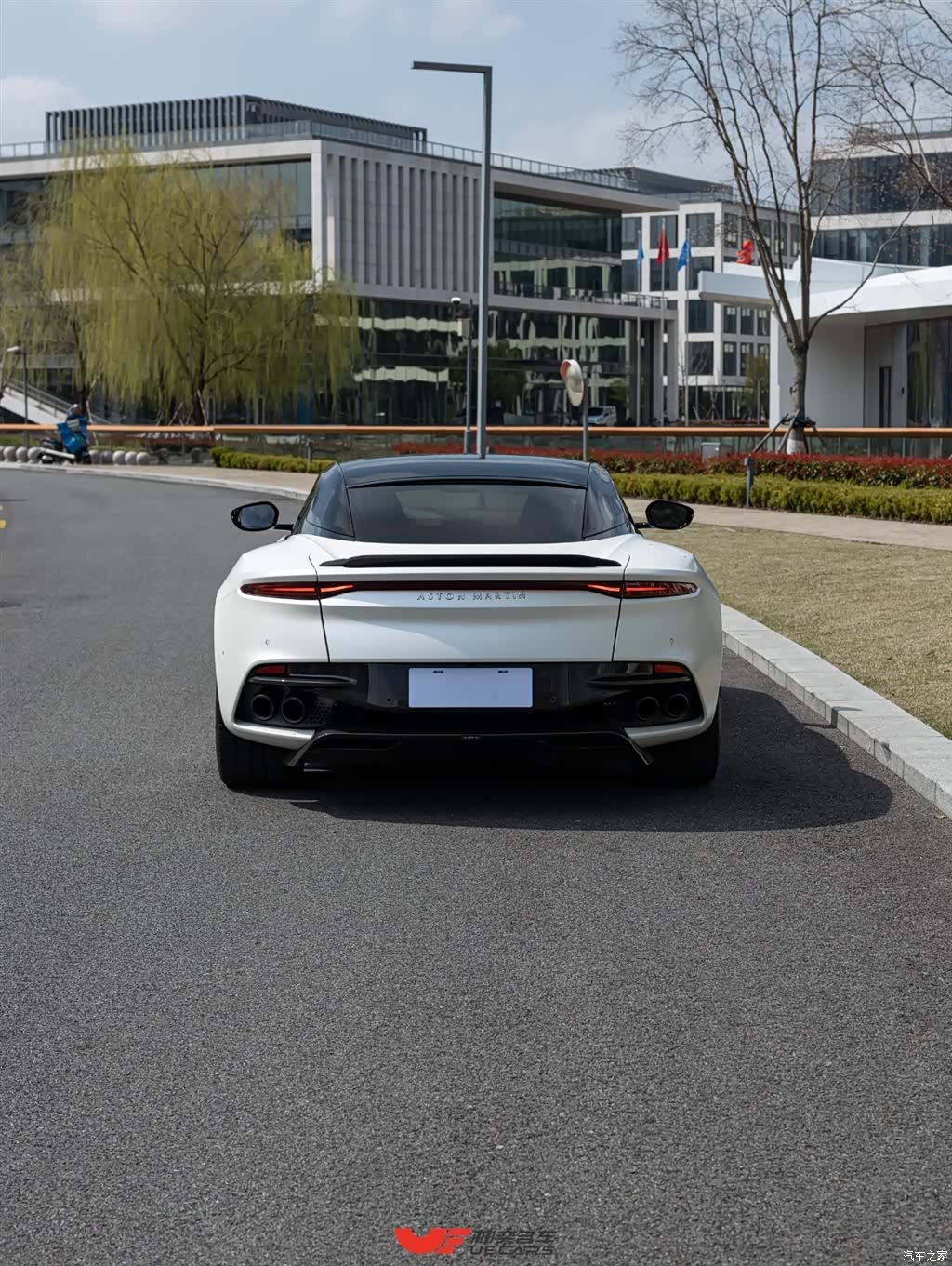Aston Martin DBS, 2019 все фото