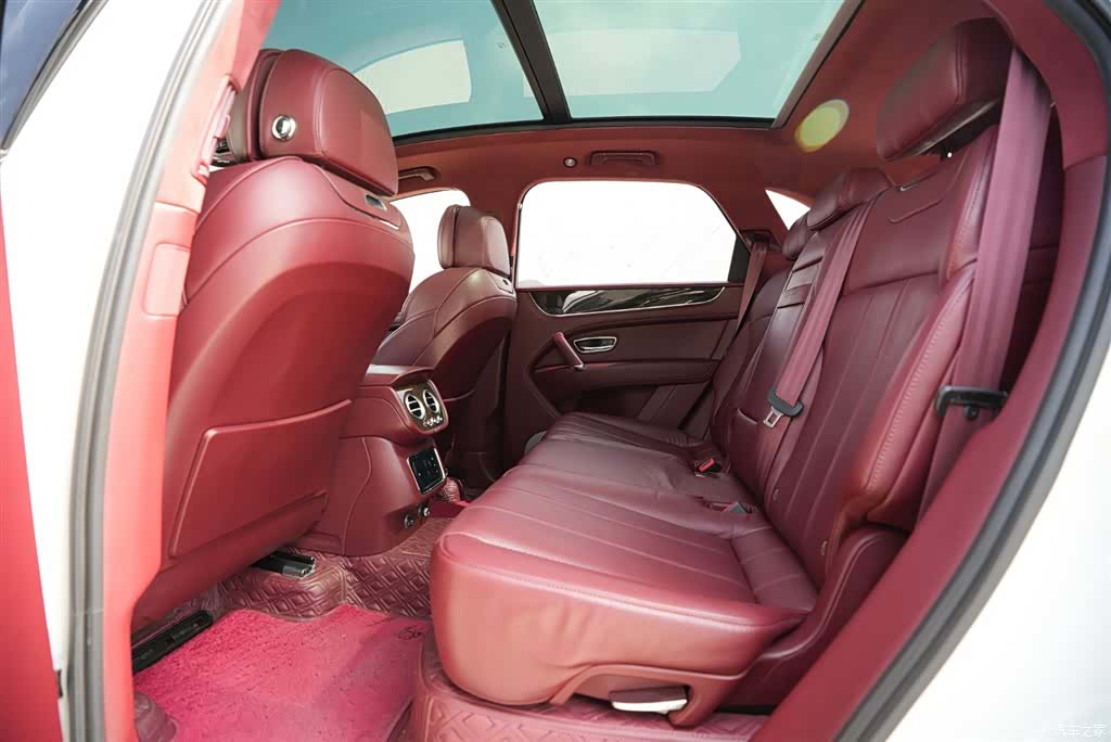 Bentley Bentayga, 2020 10