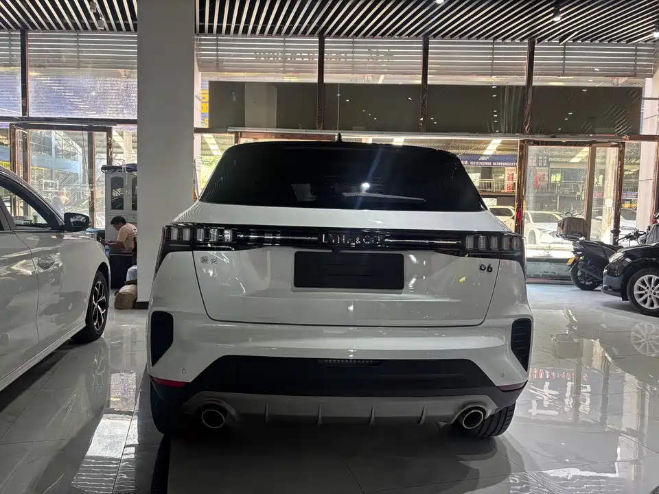 Lynk & Co 06