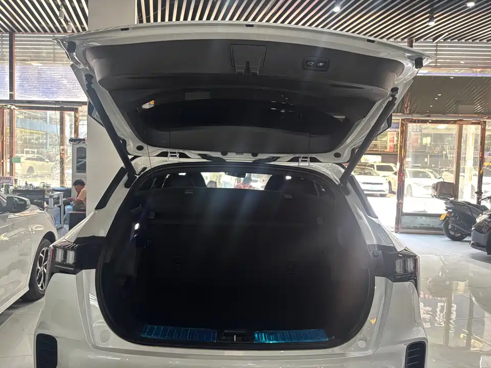 Lynk & Co 06