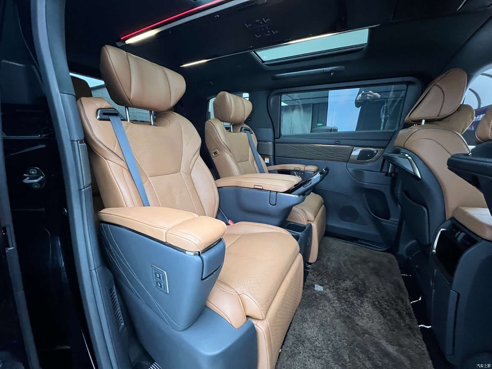 Toyota Alphard, 2025 12