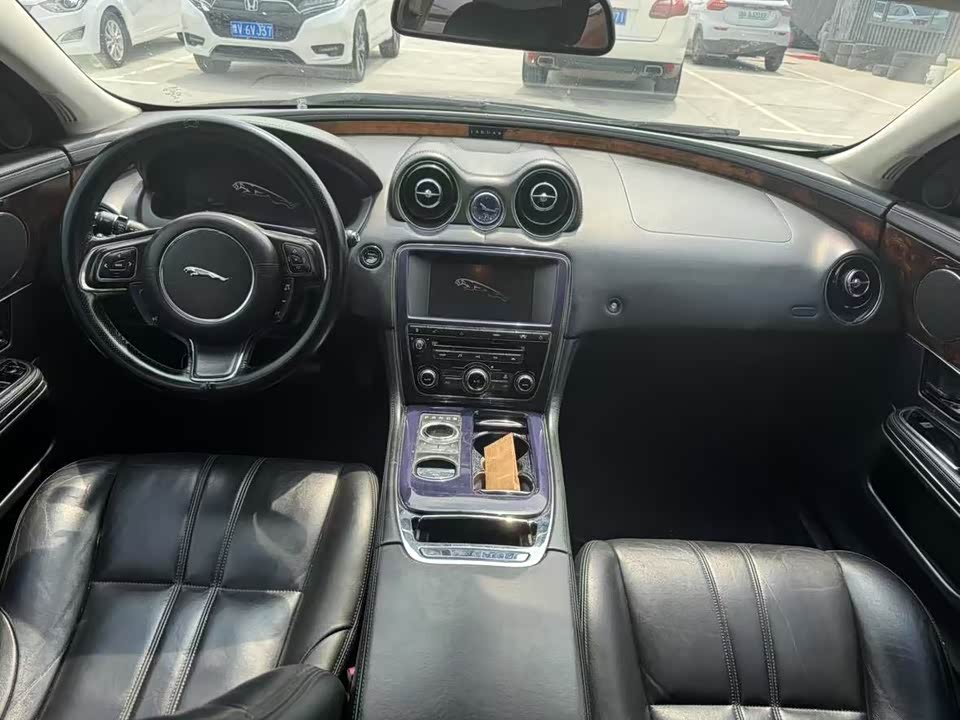Jaguar XJ