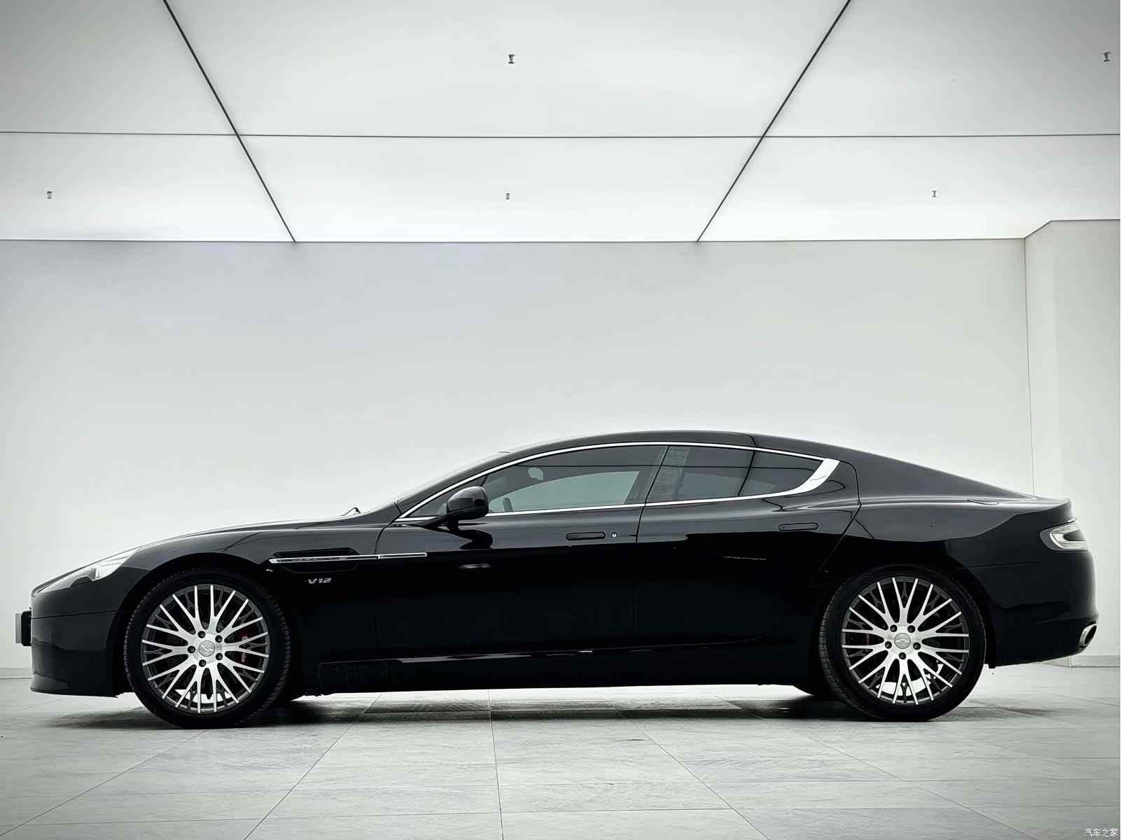Aston Martin Rapide, 2011 все фото