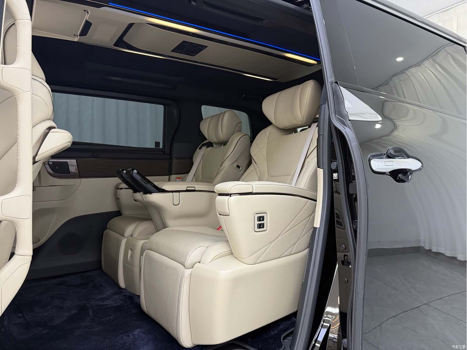 Toyota Alphard, 2025 все фото
