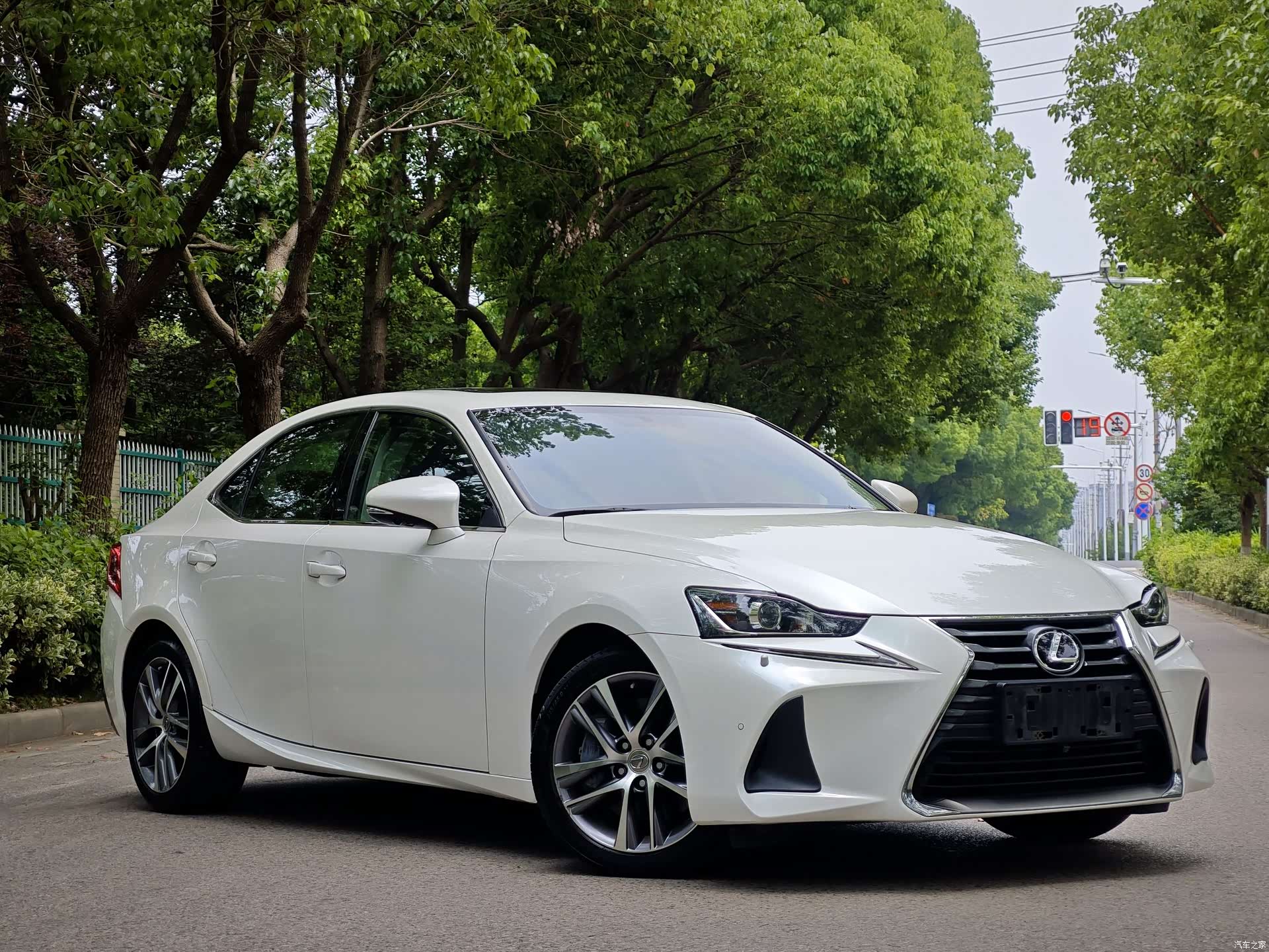Lexus IS, 2019 3