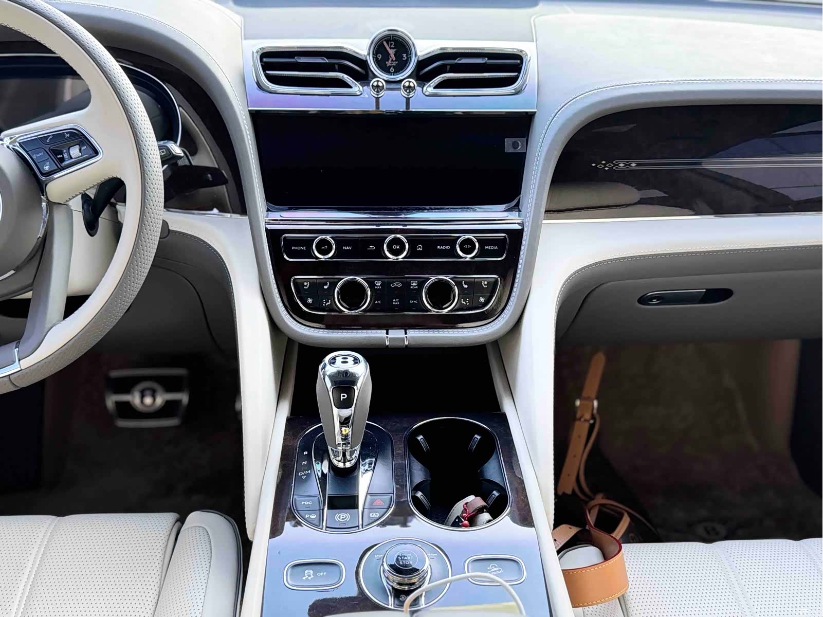 Bentley Bentayga, 2023 9