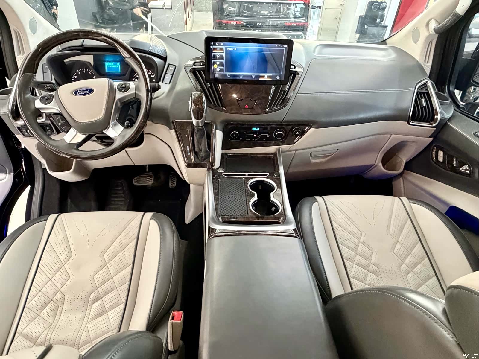 Ford Tourneo, 2022 6