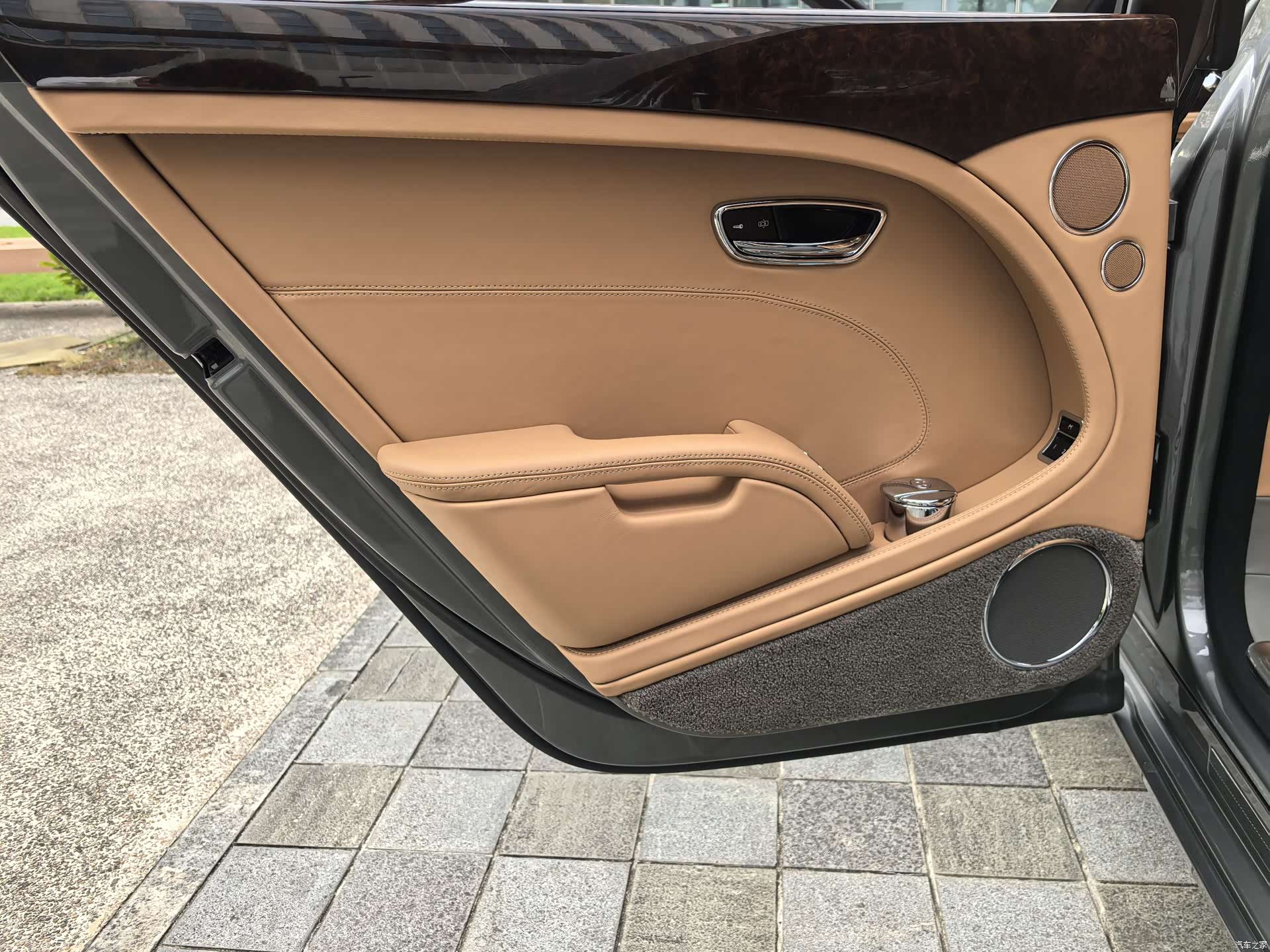 Bentley Mulsanne, 2015 14