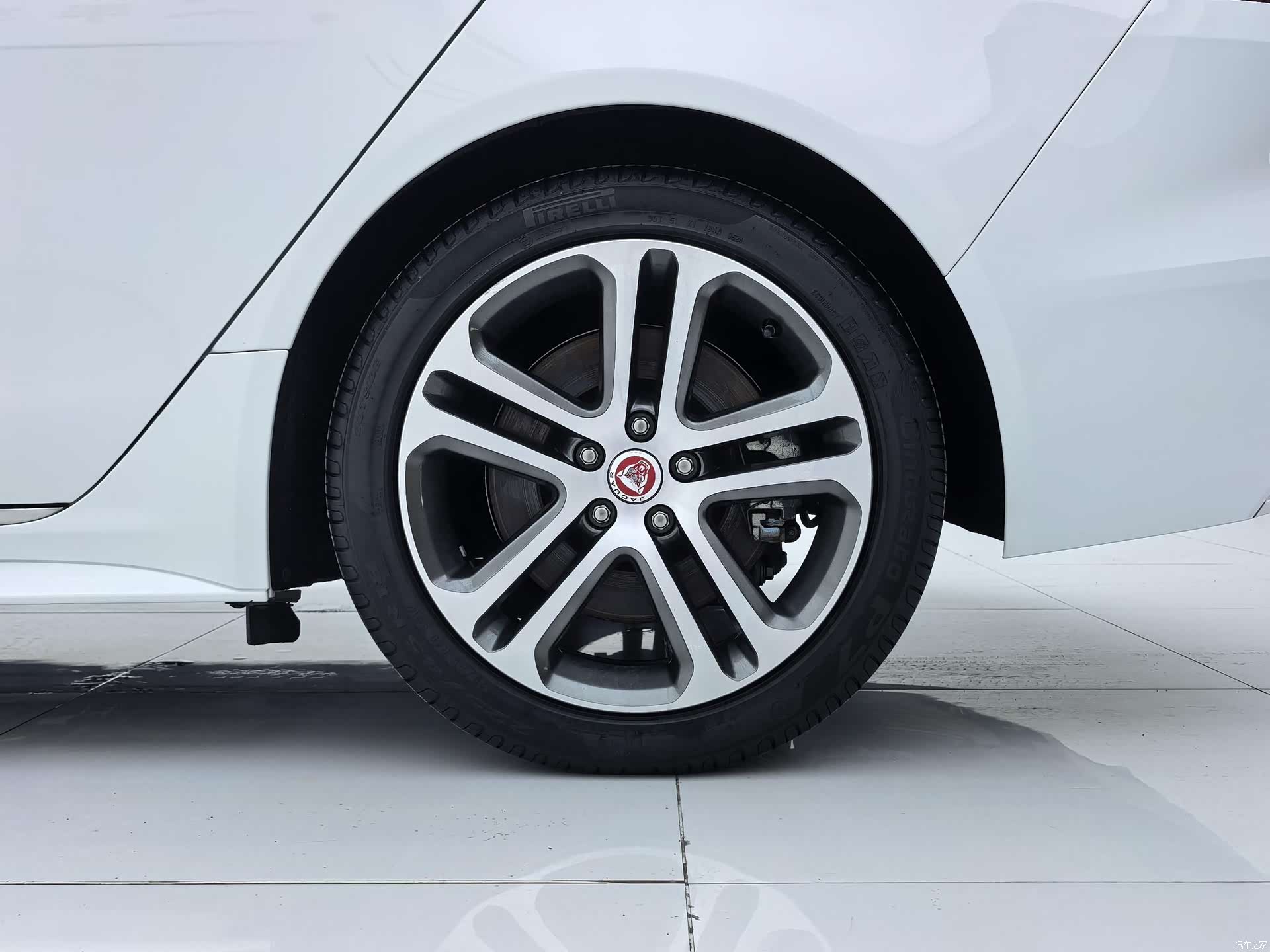 Land Rover XEL, 2022 31