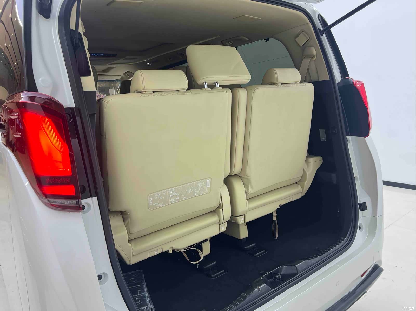 Toyota Alphard, 2021 21