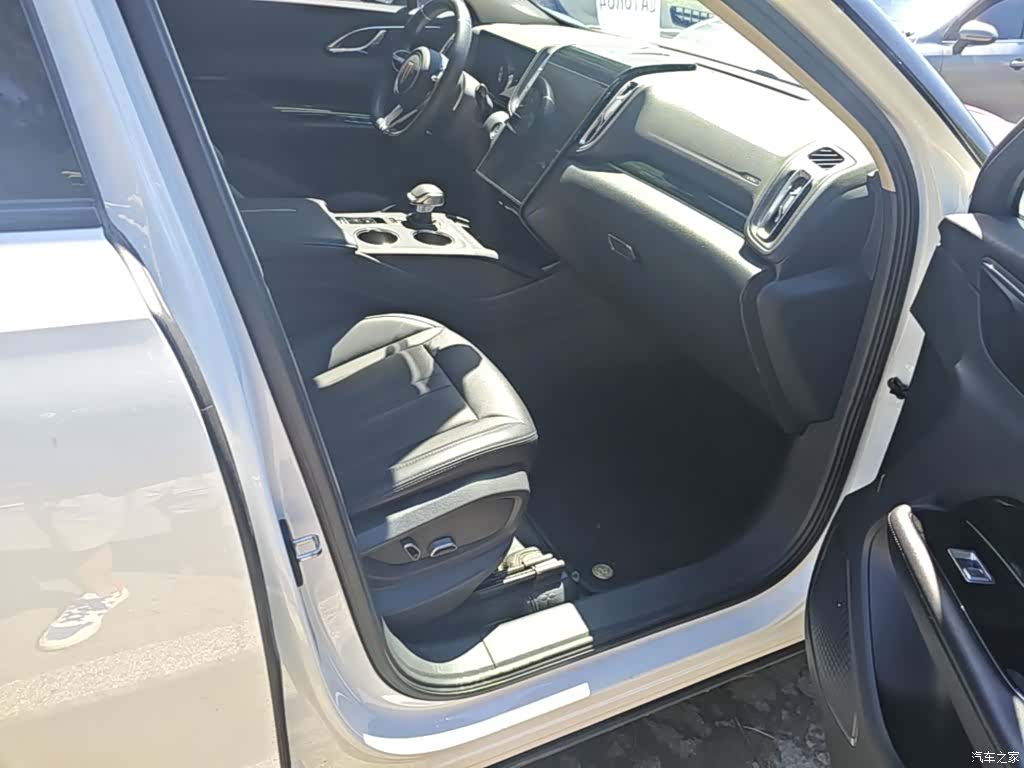 Hongqi HS3, 2024 11