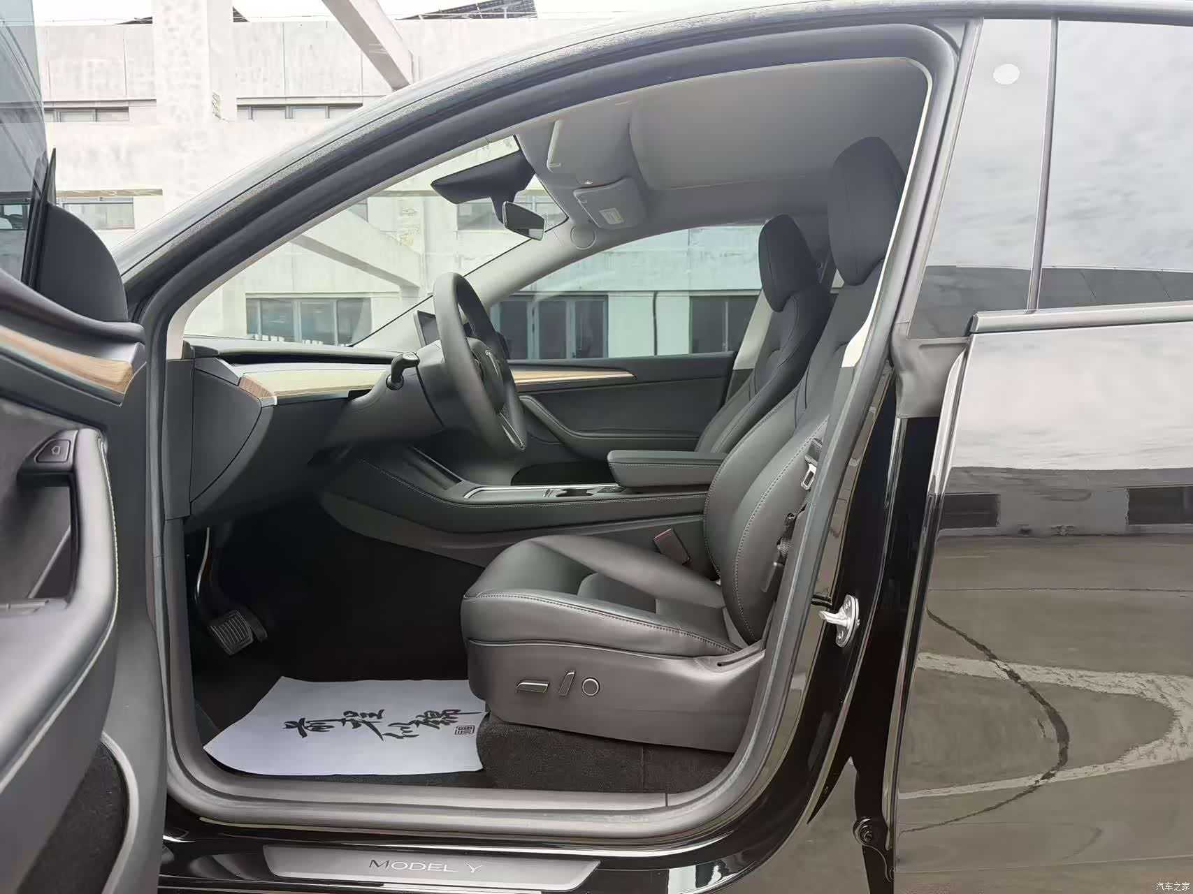 Tesla Model Y, 2023 4