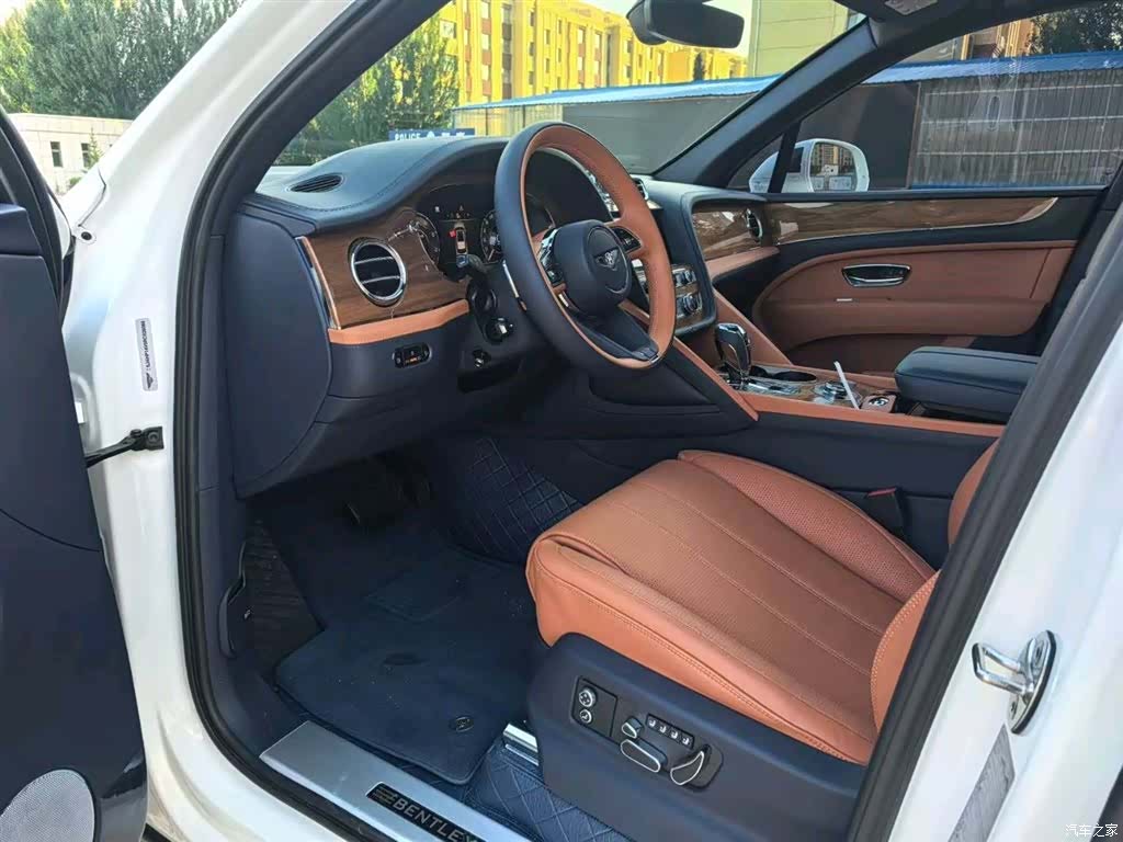 Bentley Bentayga, 2024 3