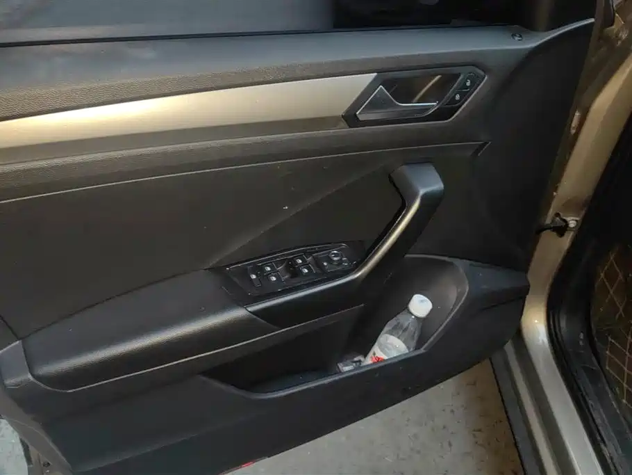 Volkswagen T-ROC exploring Songs