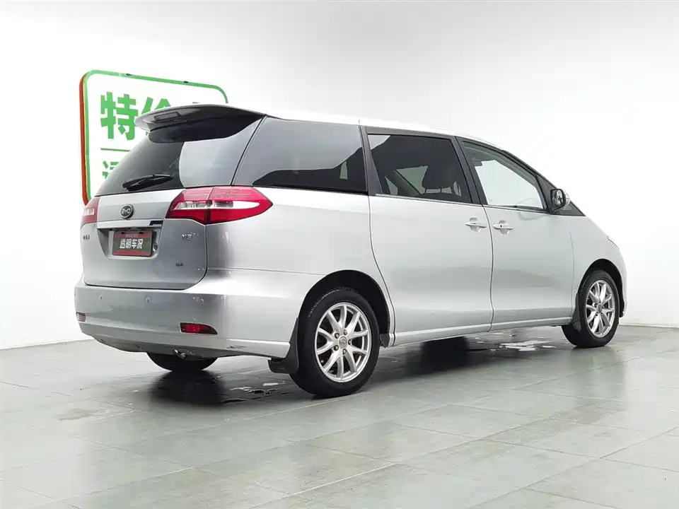 BYD M6