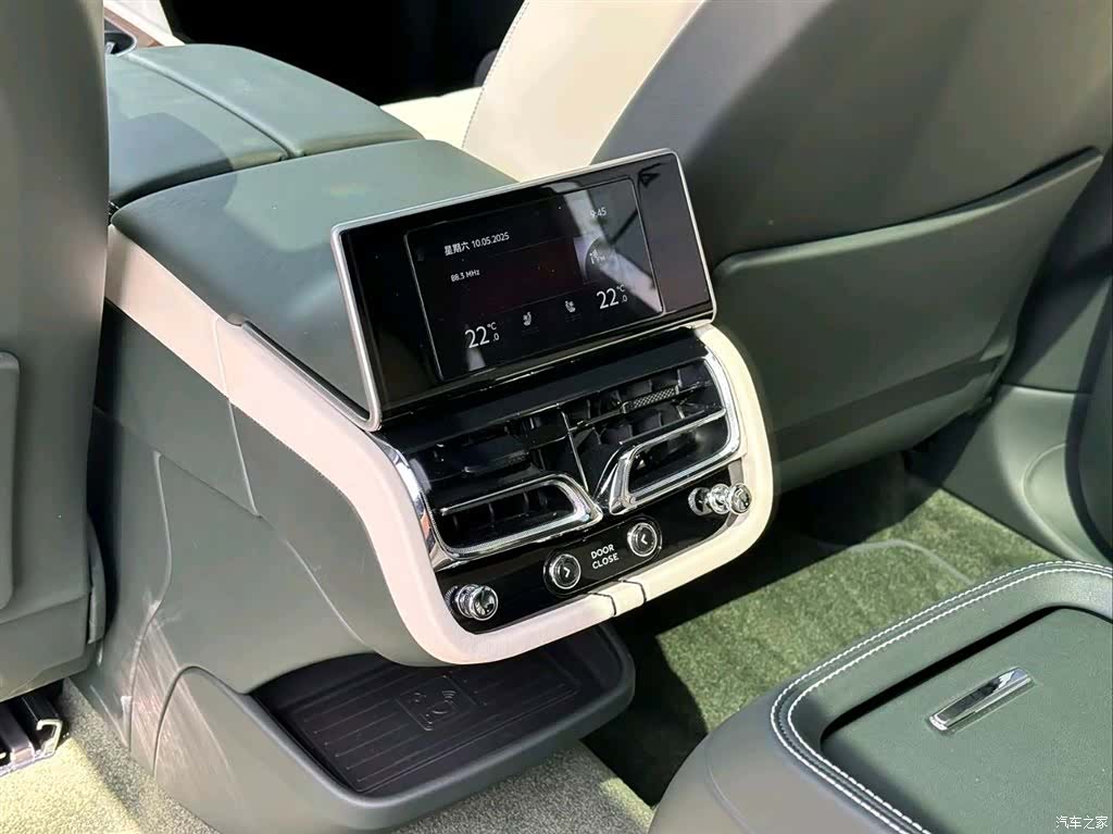 Bentley Bentayga, 2023 6