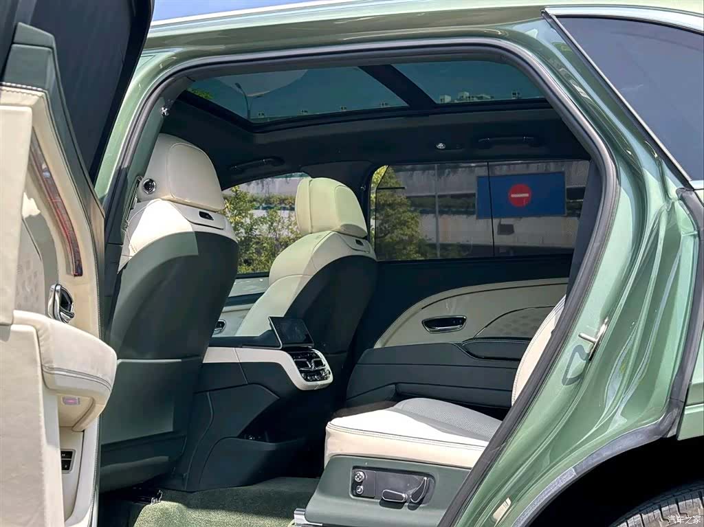 Bentley Bentayga, 2023 4
