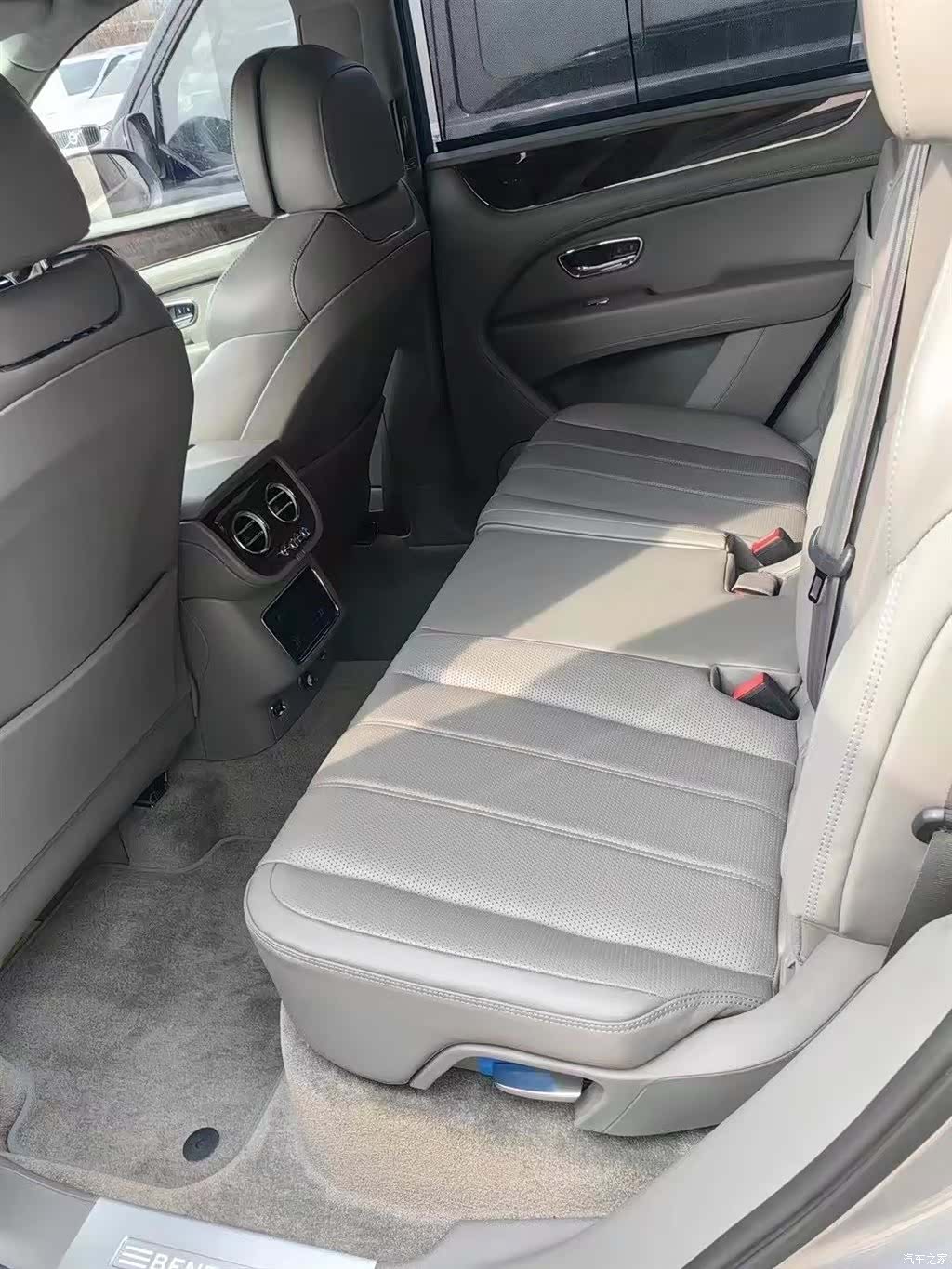 Bentley Bentayga, 2021 6
