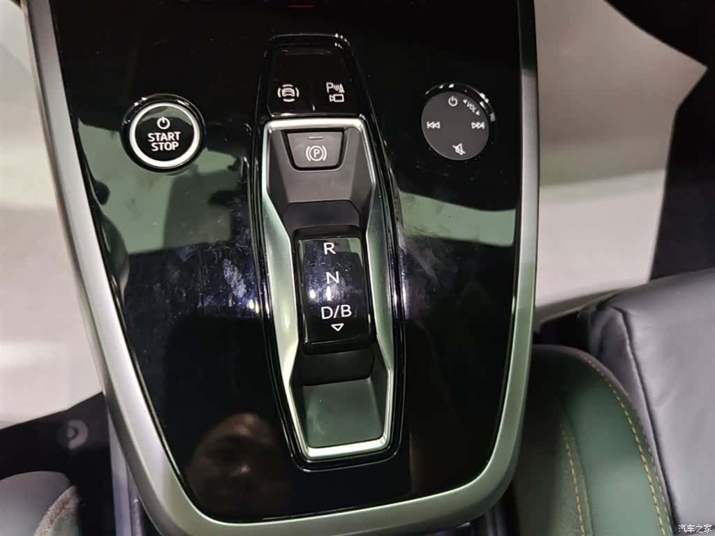 Audi Q4 e-tron, 2022 13