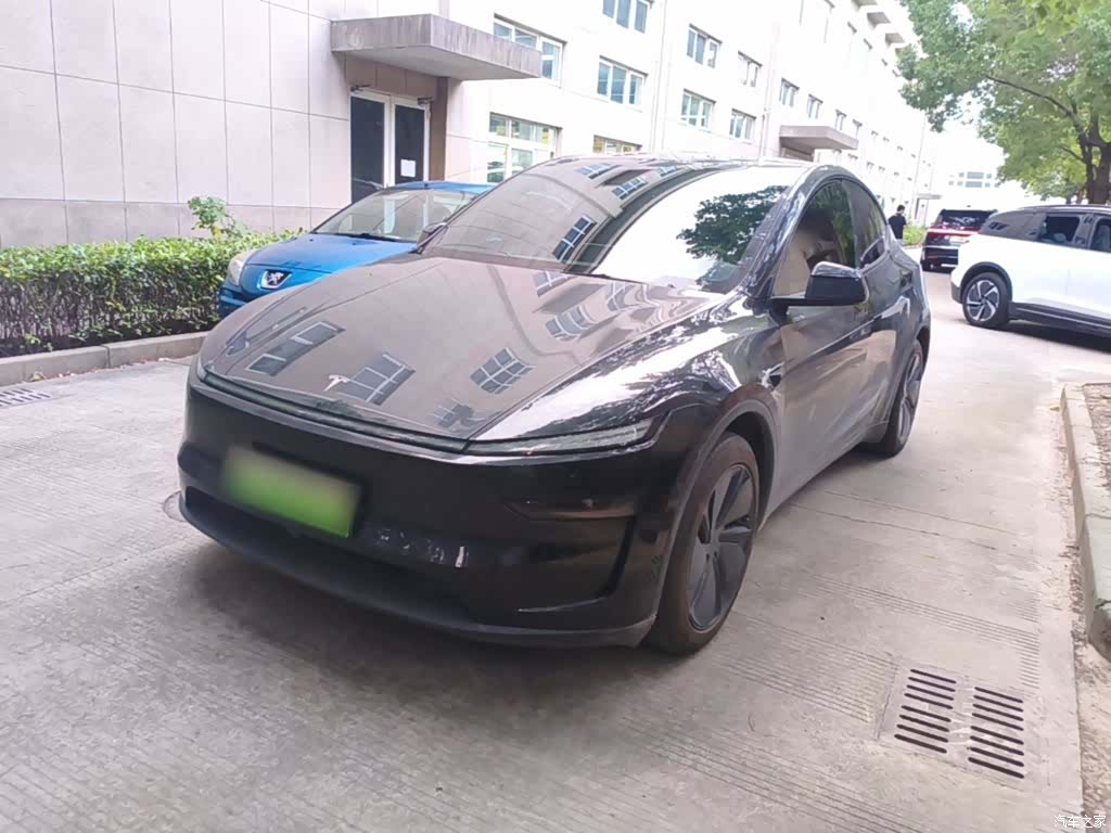 Tesla Model Y, 2025 1