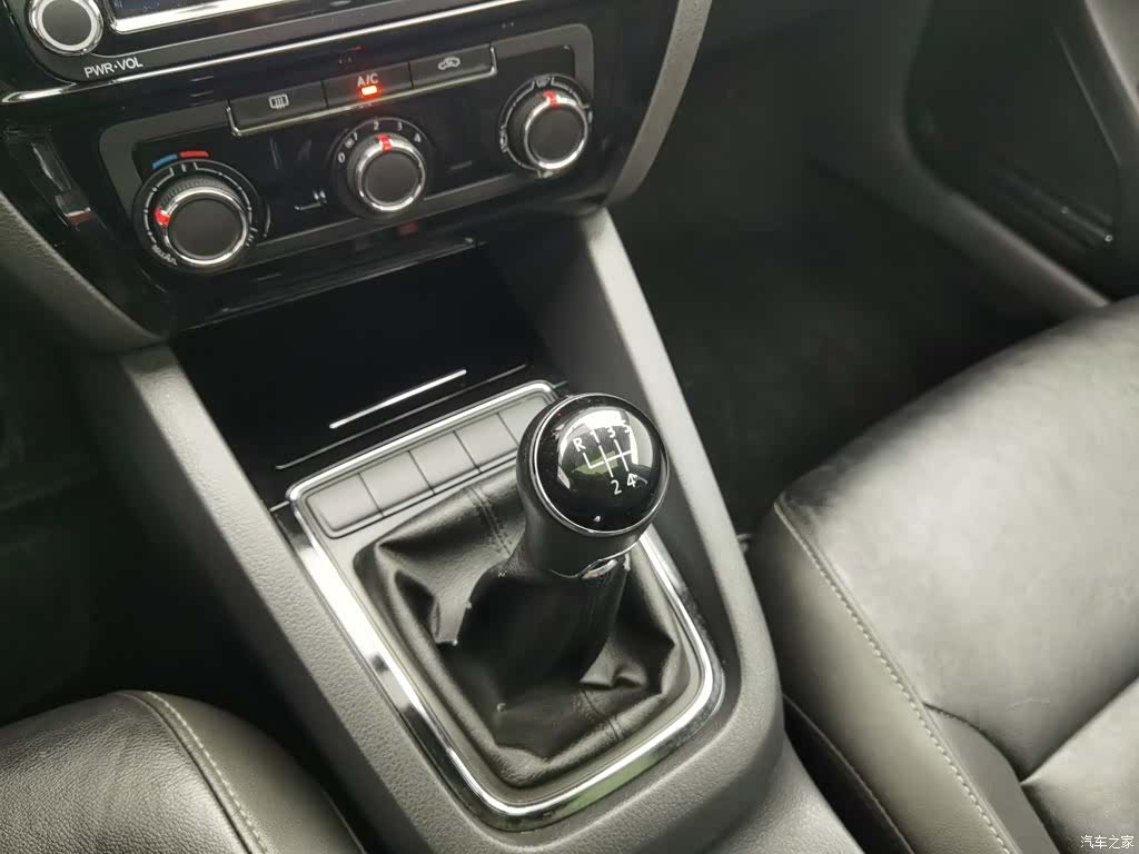 Volkswagen Sagitar, 2016 13