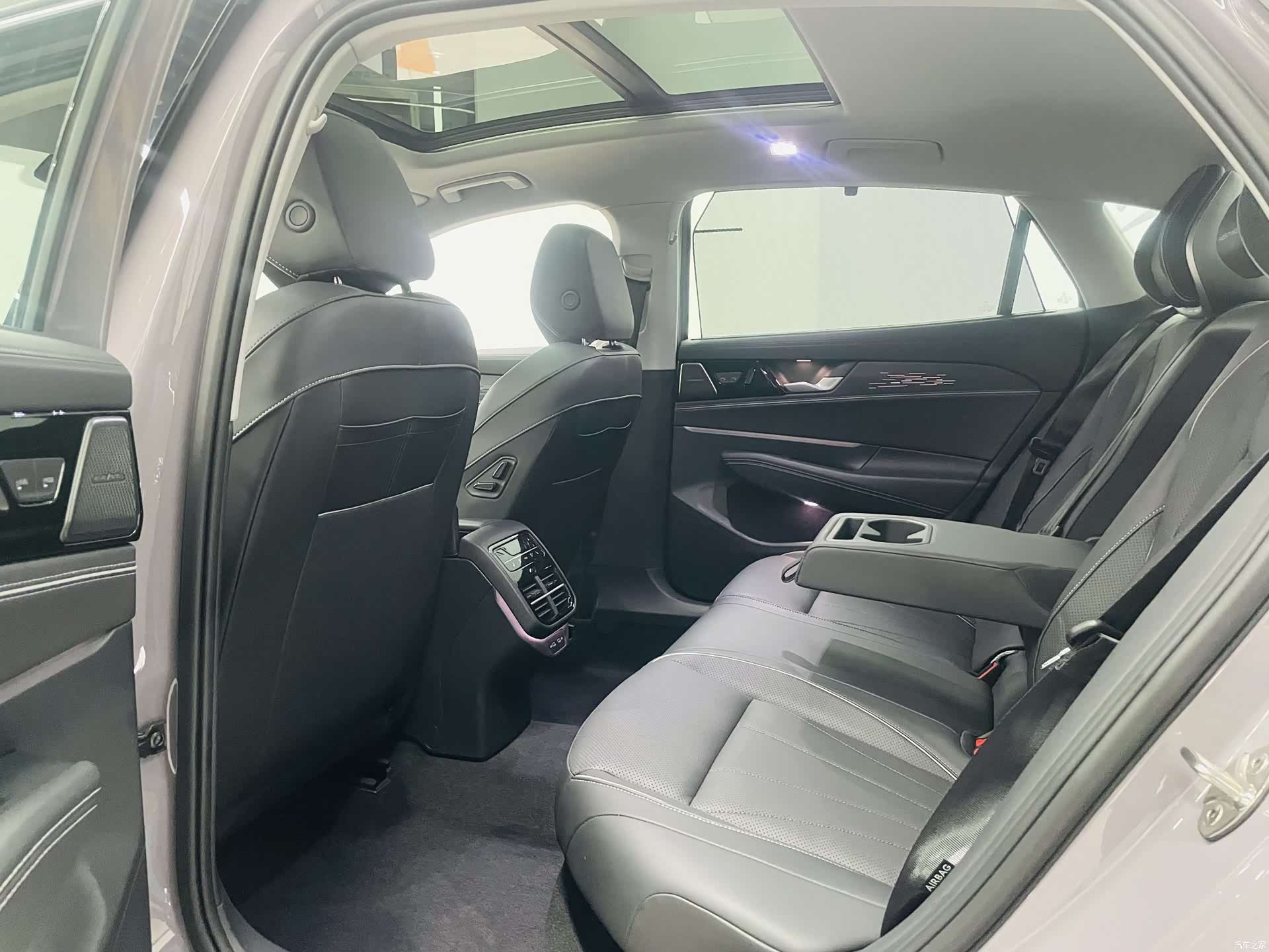 Volkswagen Passat, 2024 11