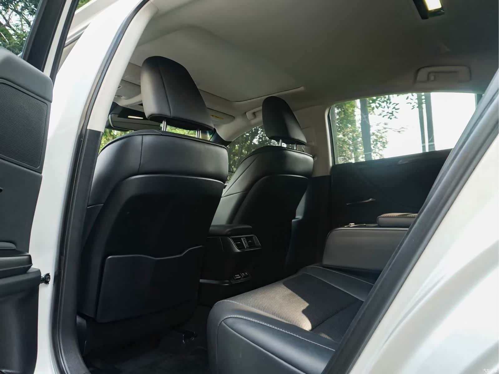 Lexus ES, 2019 11