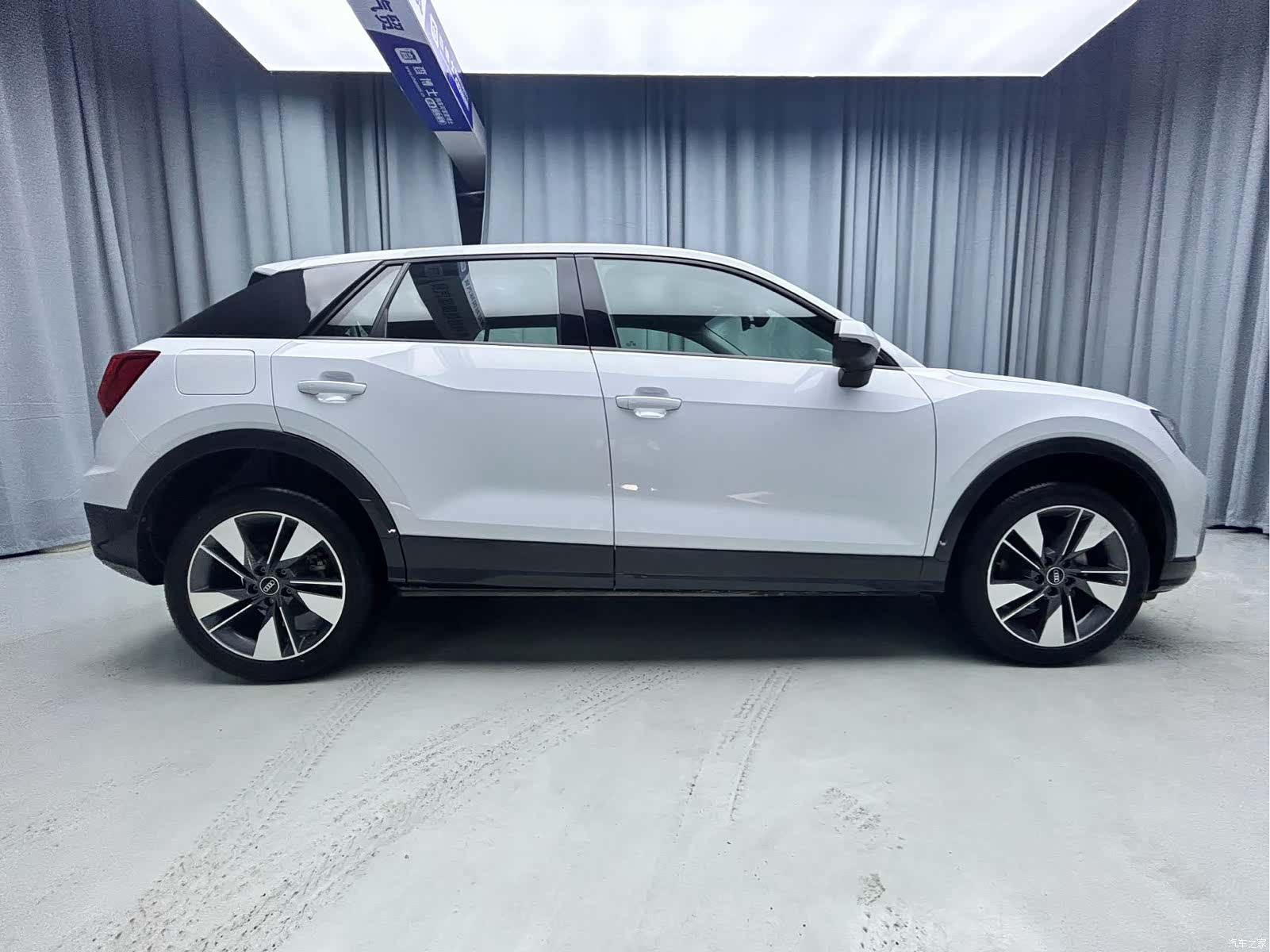 Audi Q2L, 2023 все фото