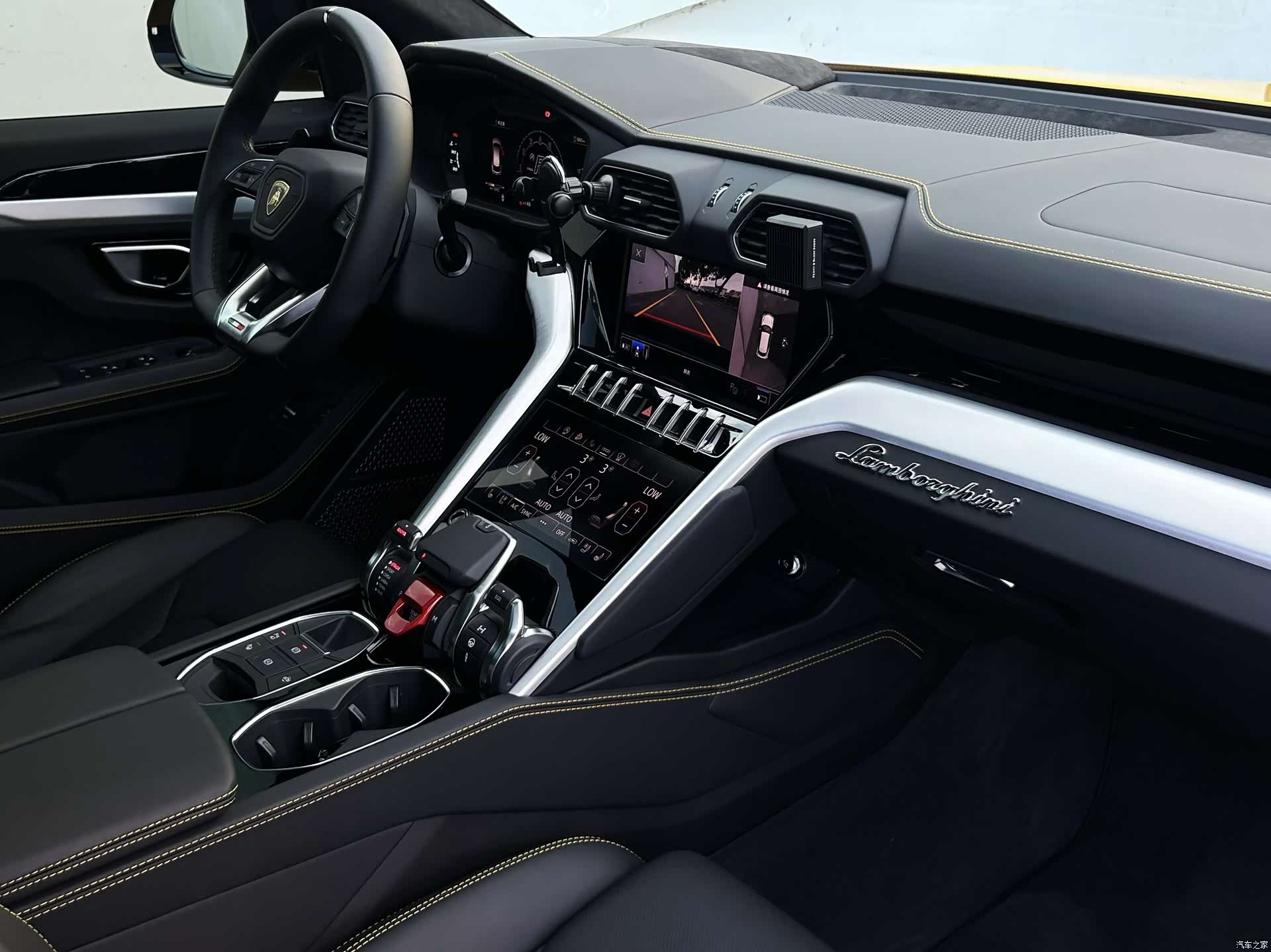 Lamborghini Urus, 2024 9