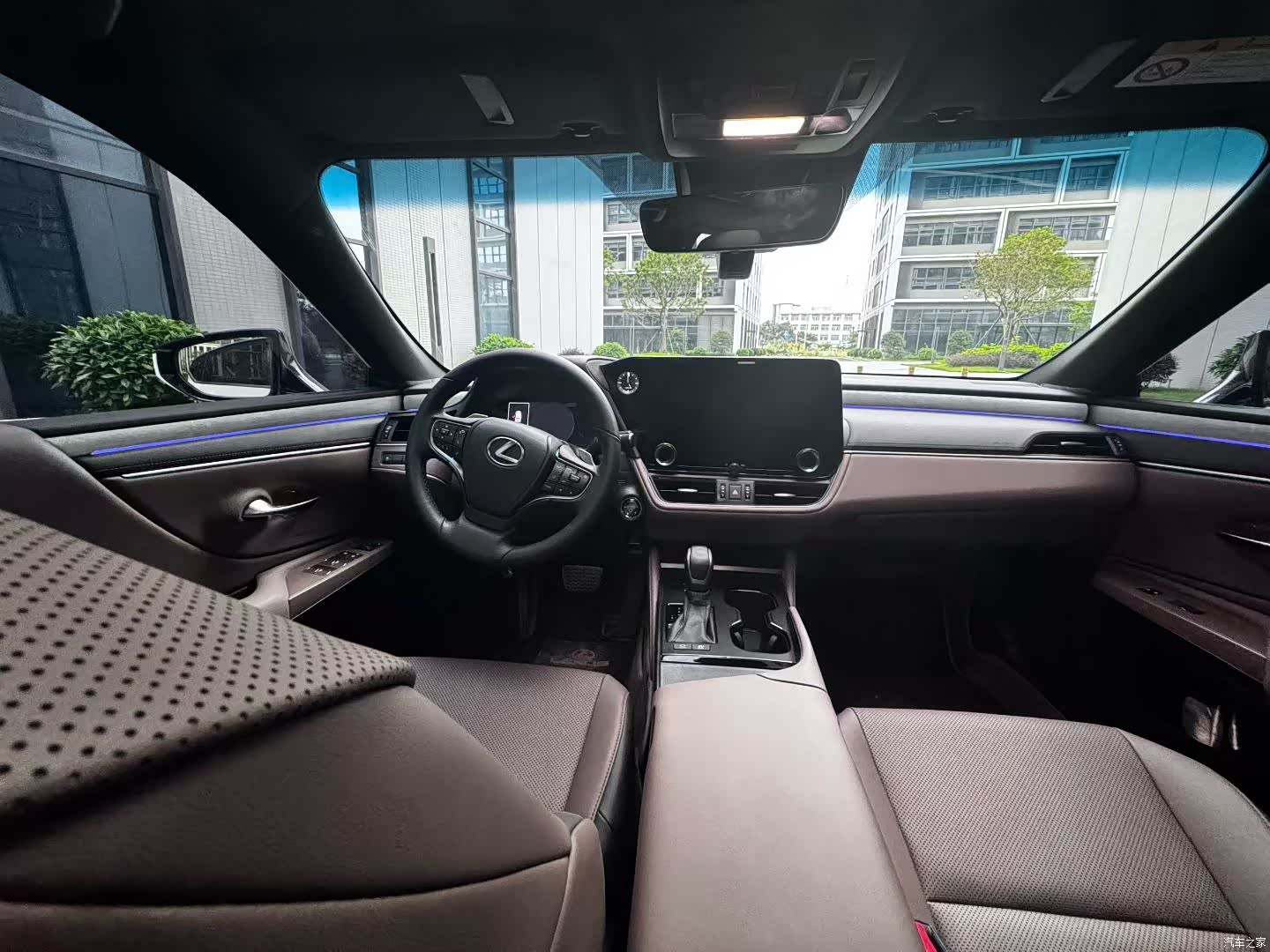 Lexus ES, 2025 4