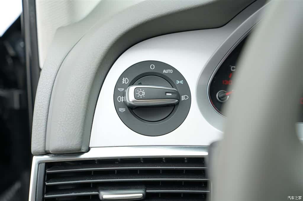 Audi A6L, 2011 10