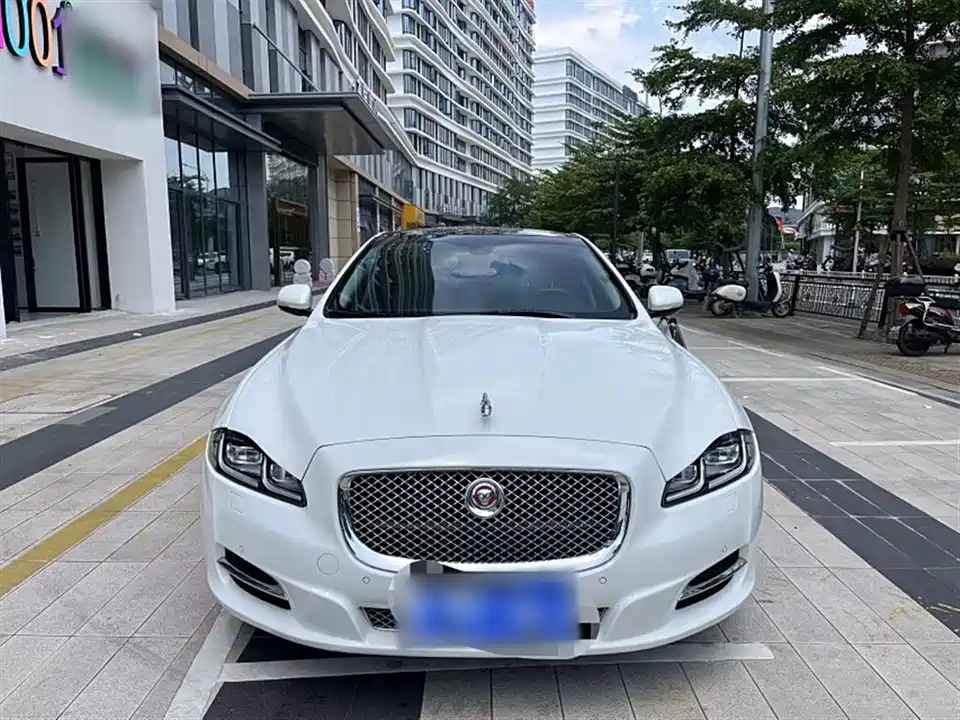 Jaguar XJ Jaguar XJ