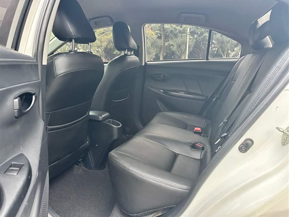 Toyota YARiS L to enjoy