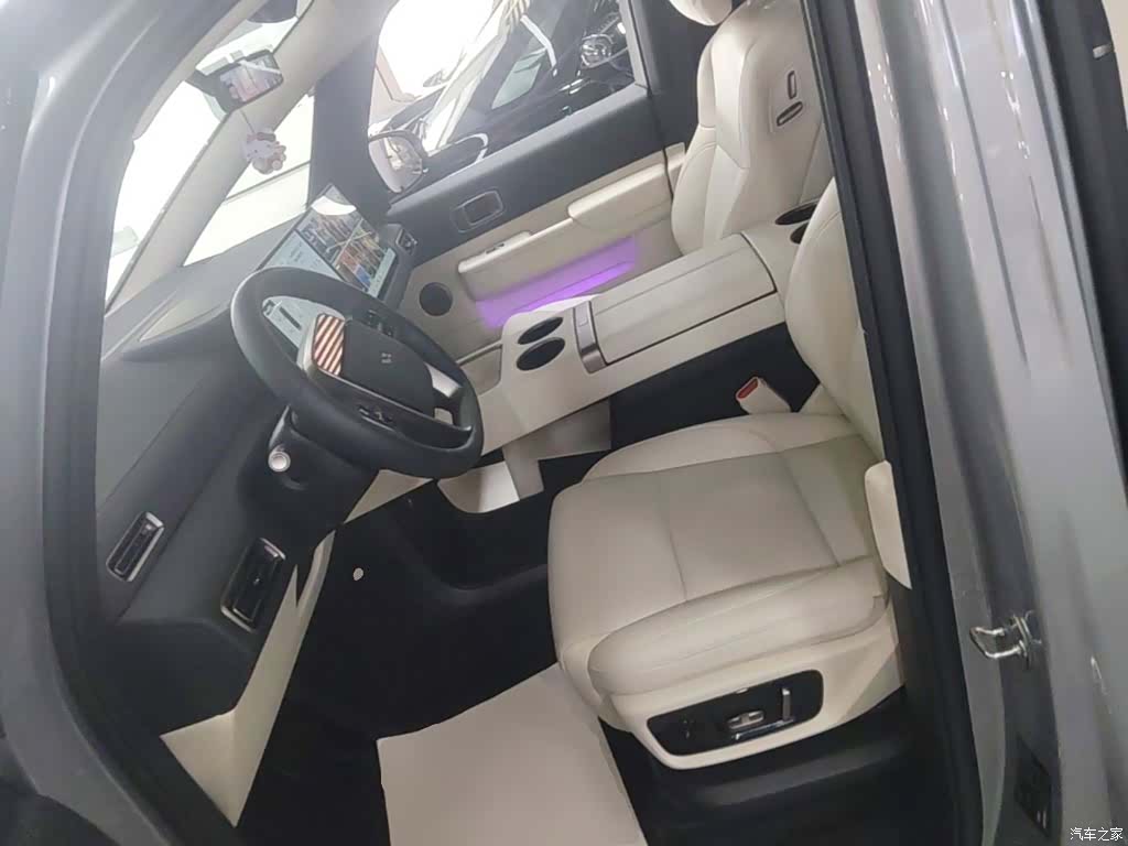 Li Auto MEGA, 2025 11