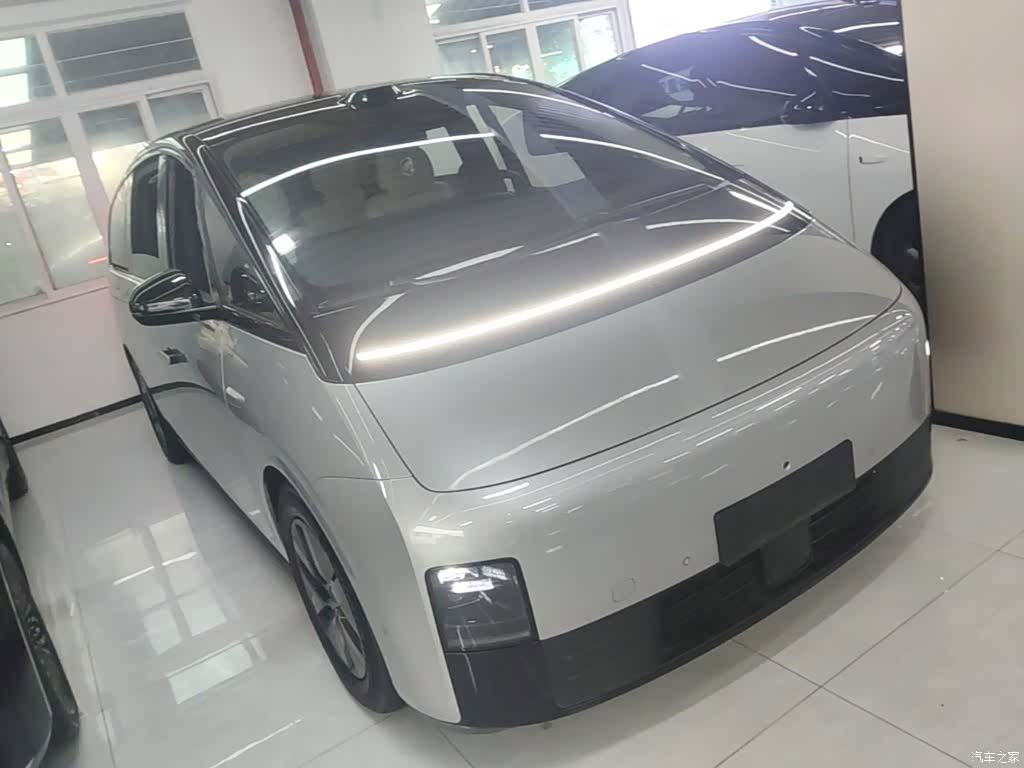Li Auto MEGA, 2025 22