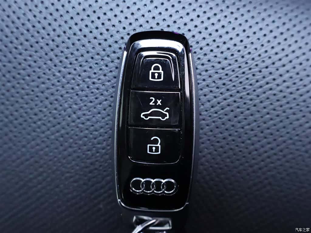Audi Q8, 2023 25