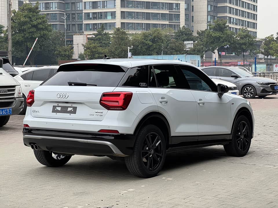 Audi Q2L