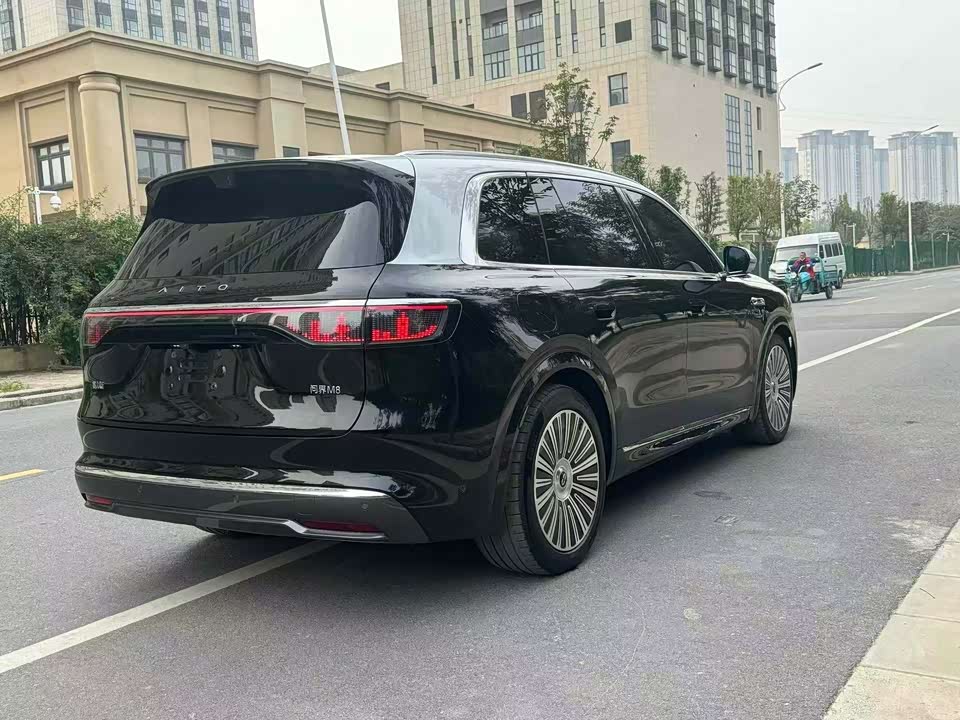 AITO Ask the world M8