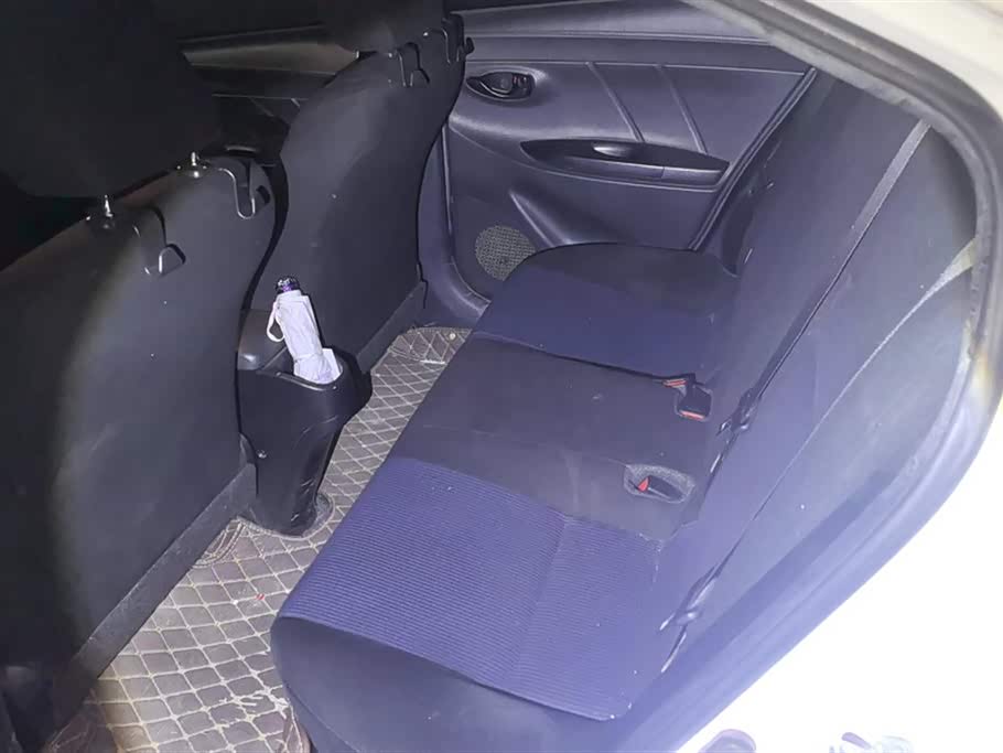 Toyota YARiS L to enjoy