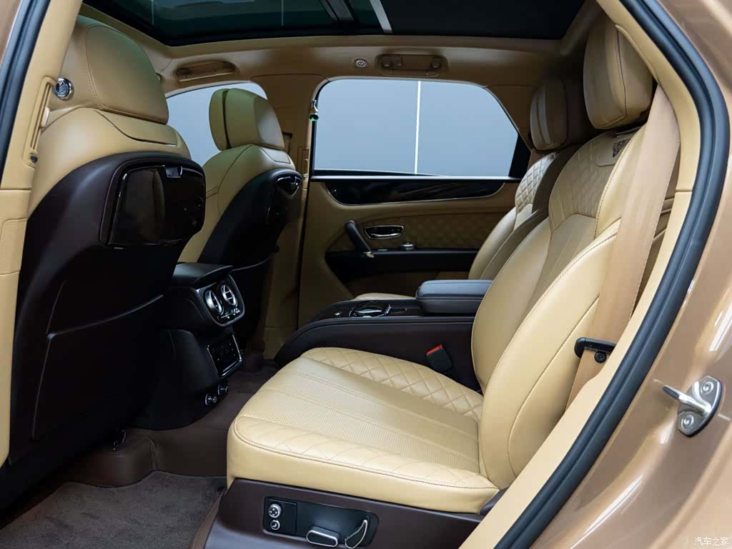 Bentley Bentayga, 2017 13