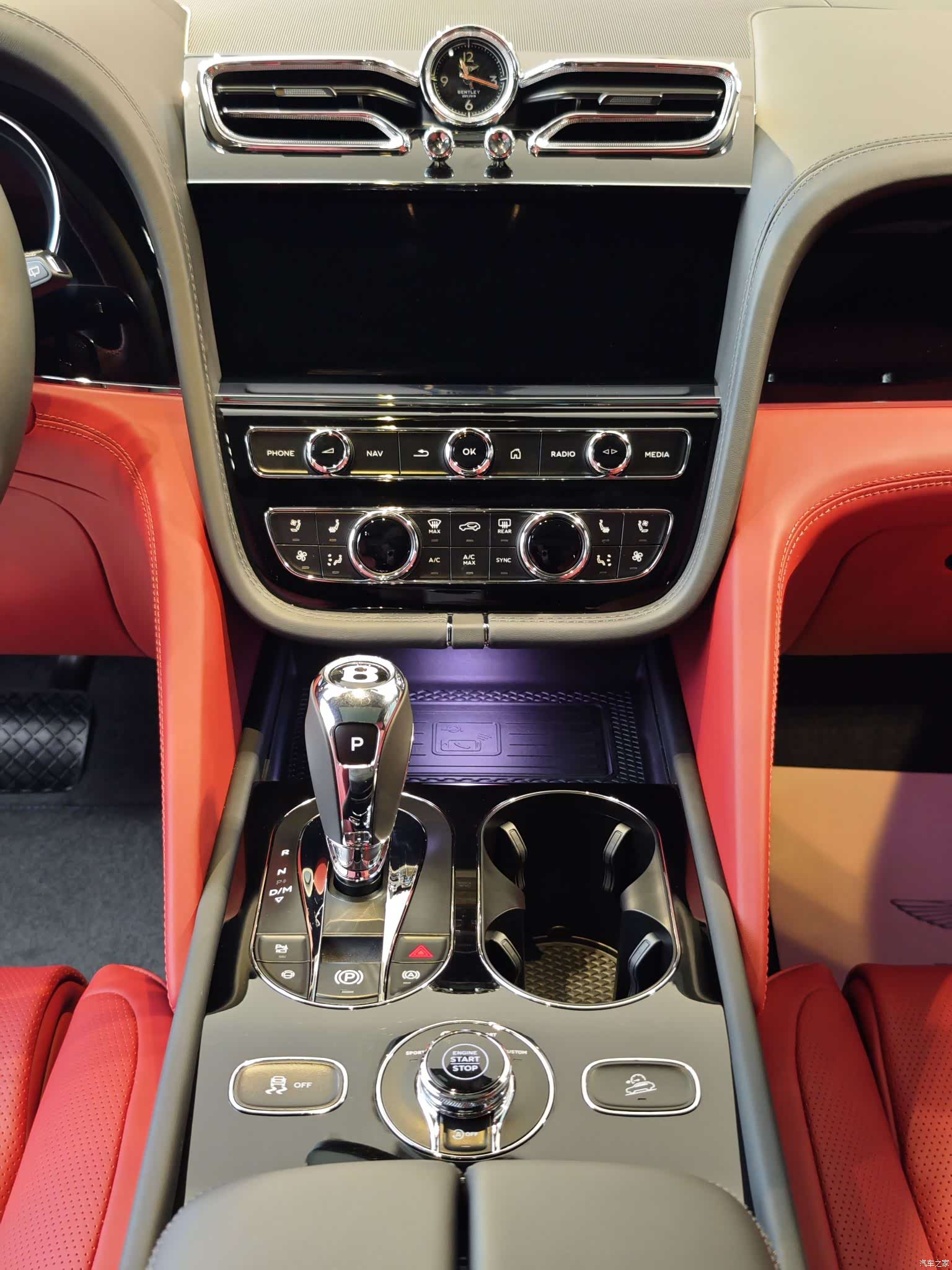 Bentley Bentayga, 2024 12