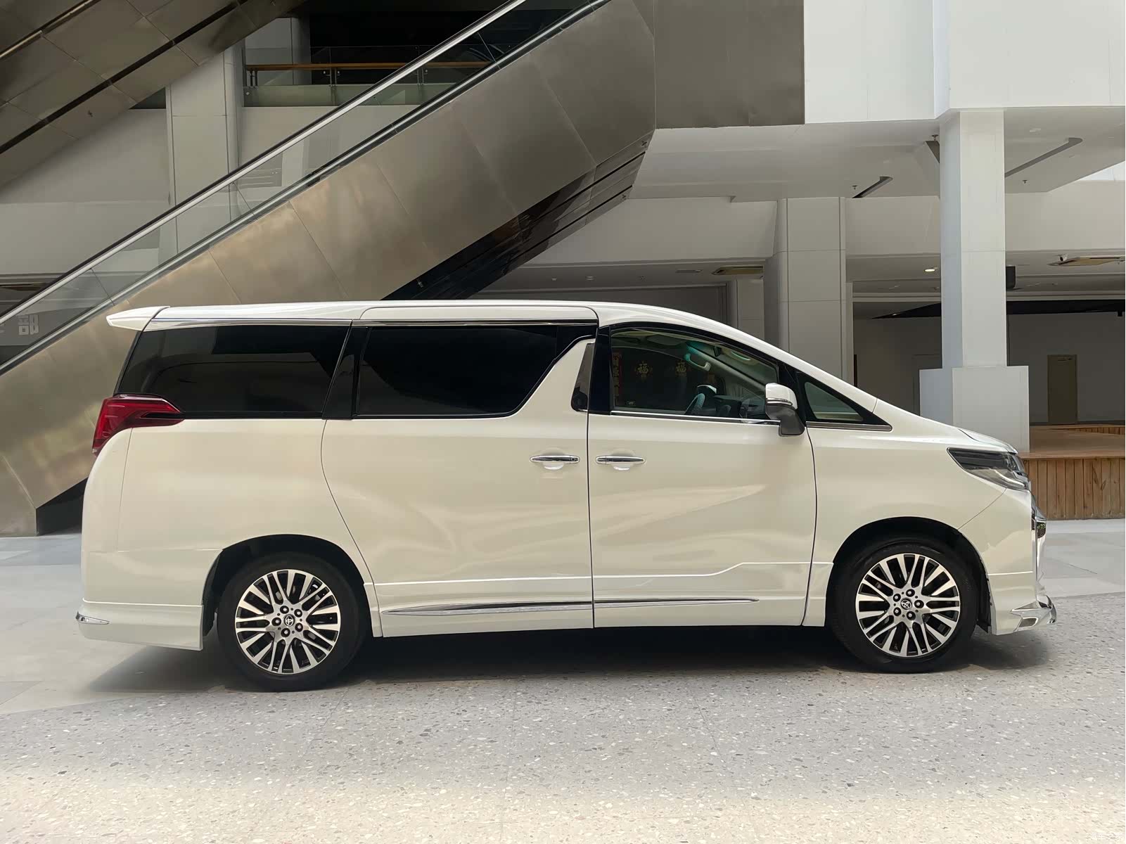 Toyota Alphard, 2011 4