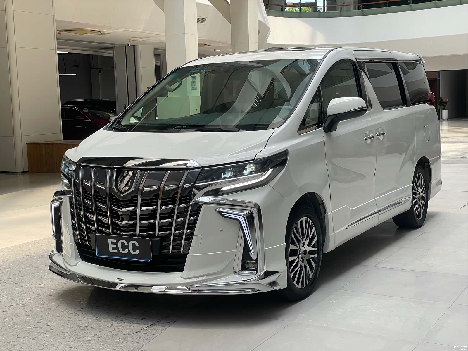 Toyota Alphard, 2011 1